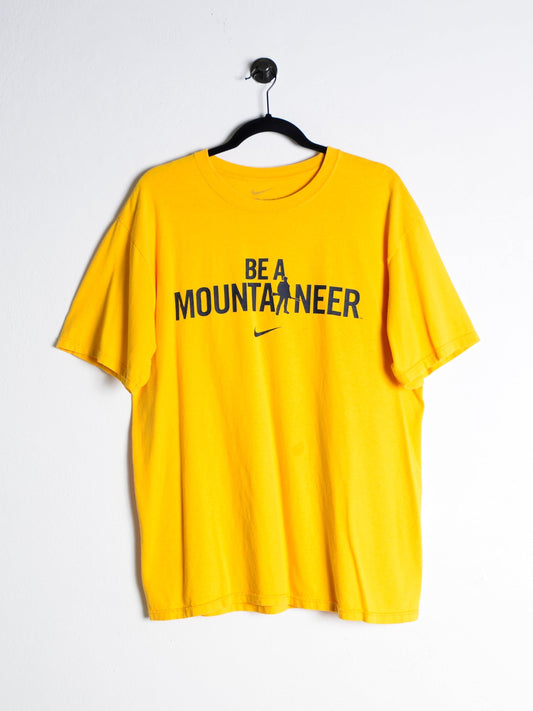 Vintage Nike „Mountaineer“ Tee Yellow // Medium - RHAGHOUSE VINTAGE